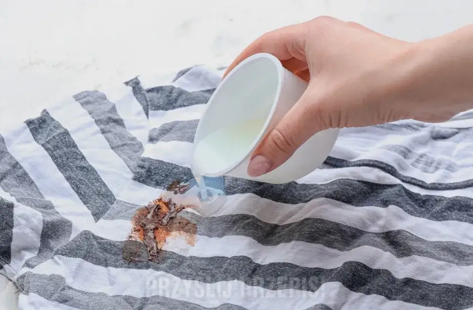 Odplamiacz a wybielacz: Czy to to samo? Rozwiej wątpliwości!