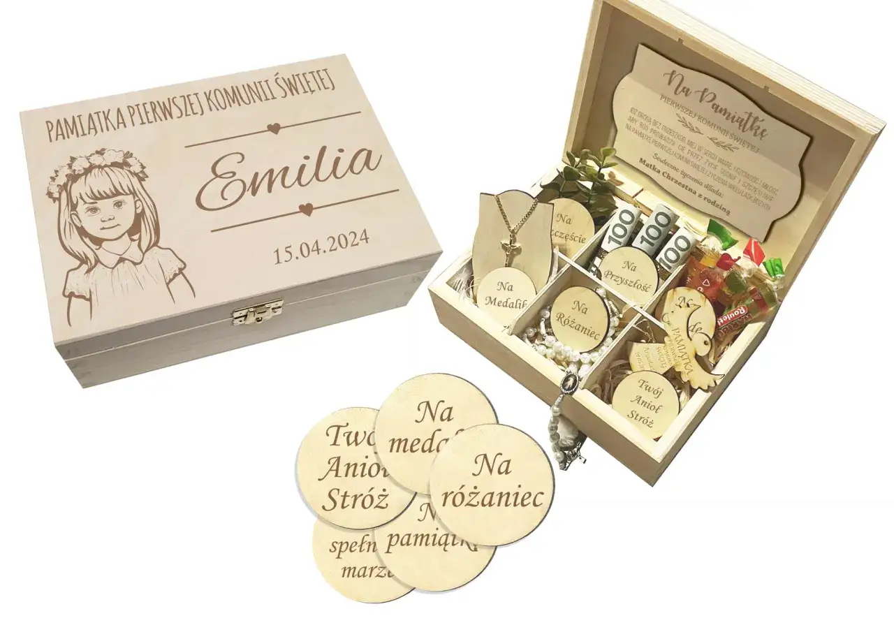 Drewniana szkatułka z pamiątkami na Komunię: medalik, różaniec, pieniądze, słodycze.