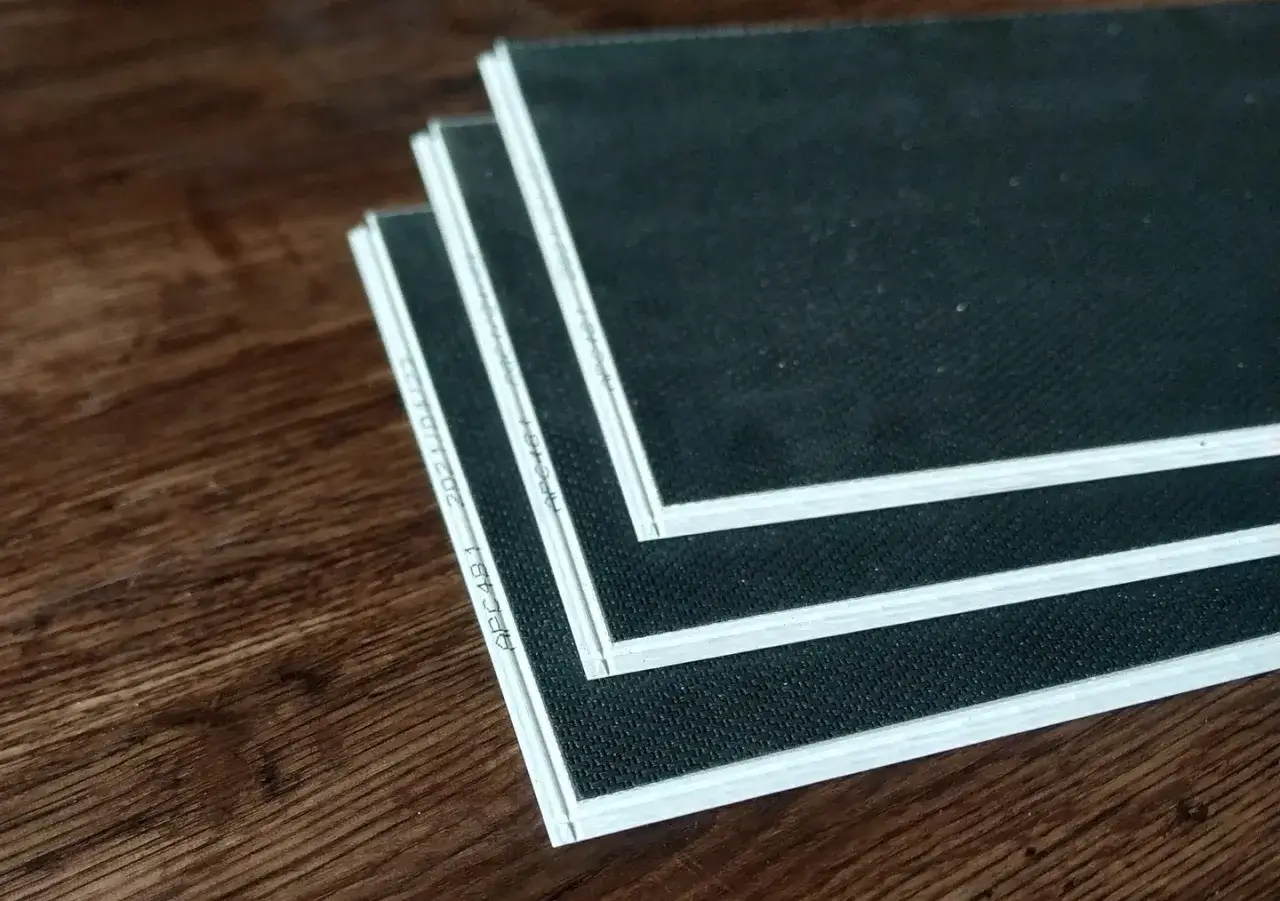 Jak wymienić uszkodzony panel winylowy - proste kroki, uniknij błędów