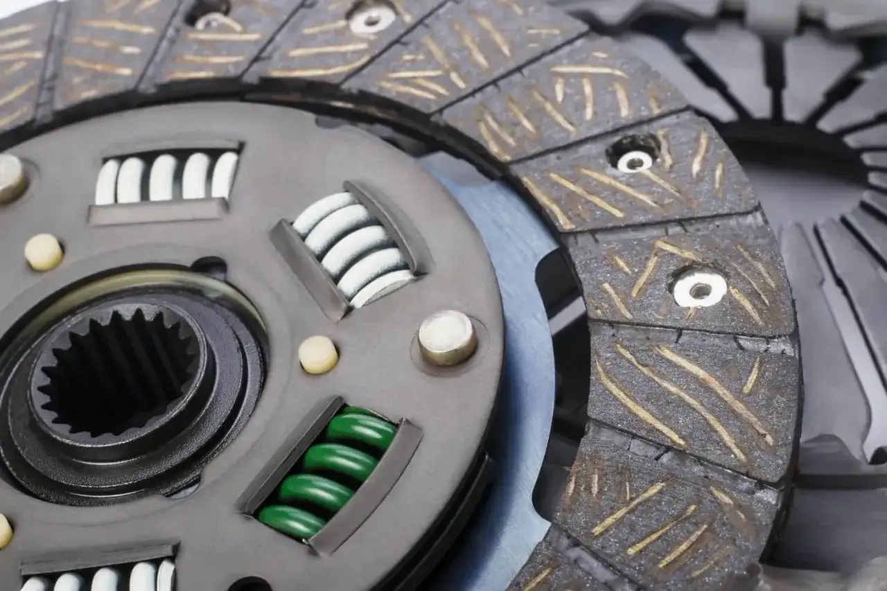 Wpadający pedał? Objawy uszkodzonej pompki sprzęgła i koszty naprawy