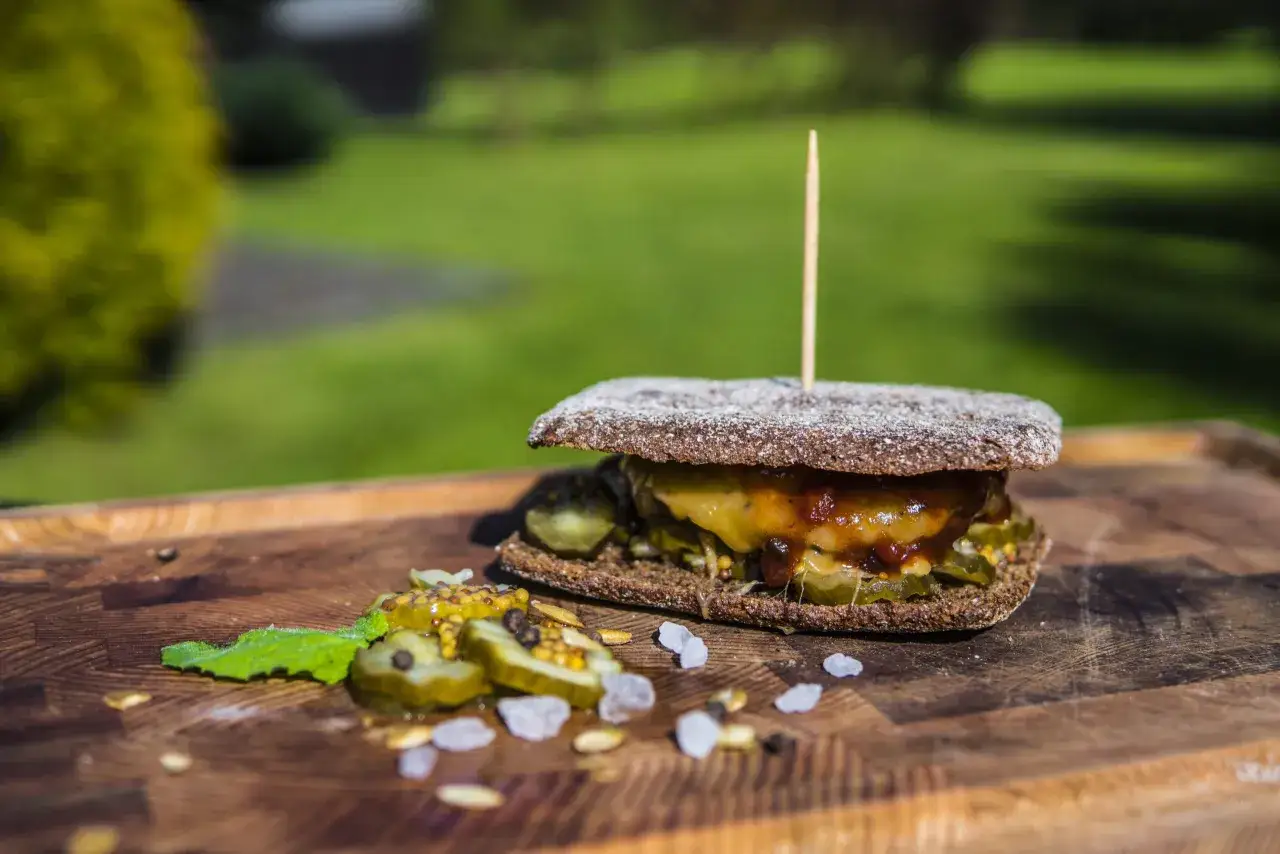 Jaki ogórek do burgera? Odkryj najlepsze rodzaje i ich smaki