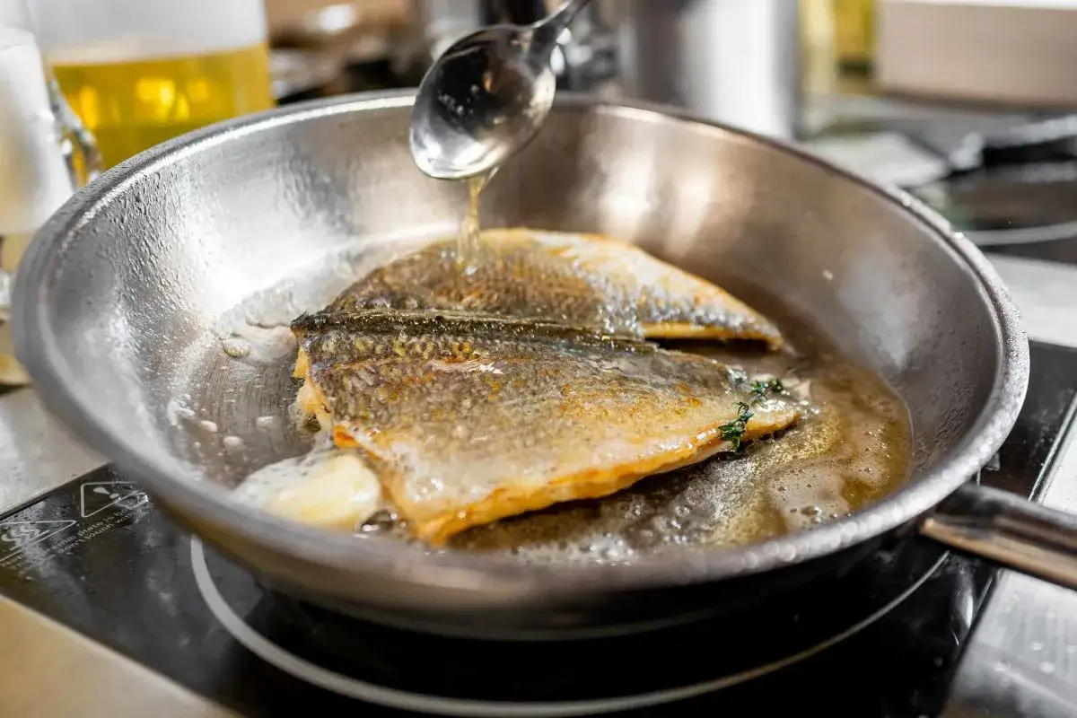 Ryba smaży się na patelni w maśle. Idealny sposób, na czym smażyć rybę, by była chrupiąca i soczysta.