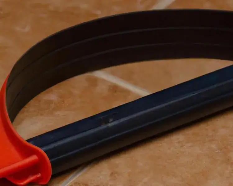 Jak skleić plastik domowym sposobem - proste metody naprawy w domu