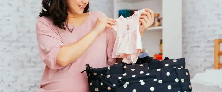 Ile koszul do szpitala na poród? Sprawdź, by uniknąć problemów