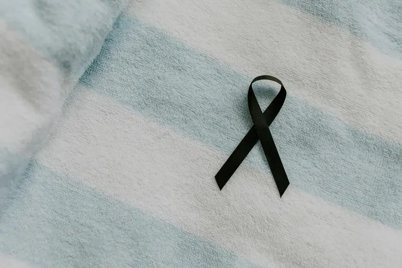 Czarna wstążka: Symbolika, poradnik i savoir-vivre online