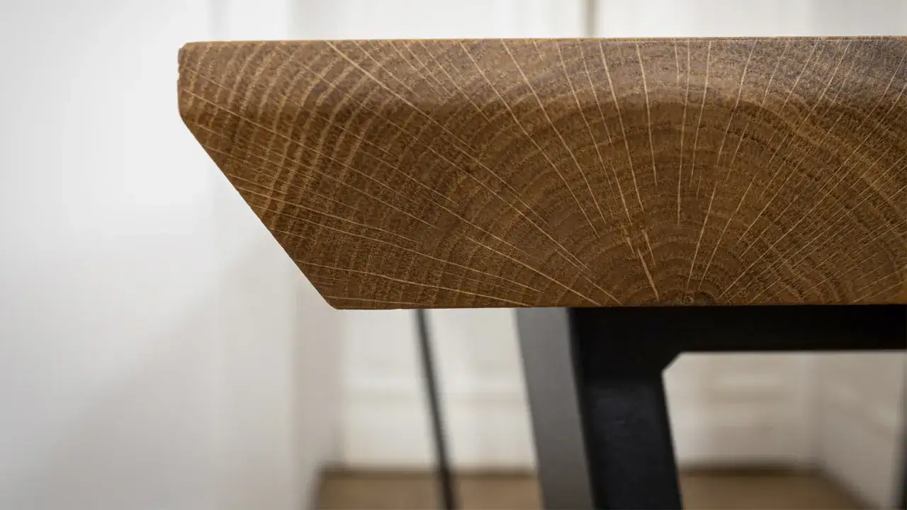 Jak połączyć drewniany blat z metalowymi nogami, aby uniknąć problemów