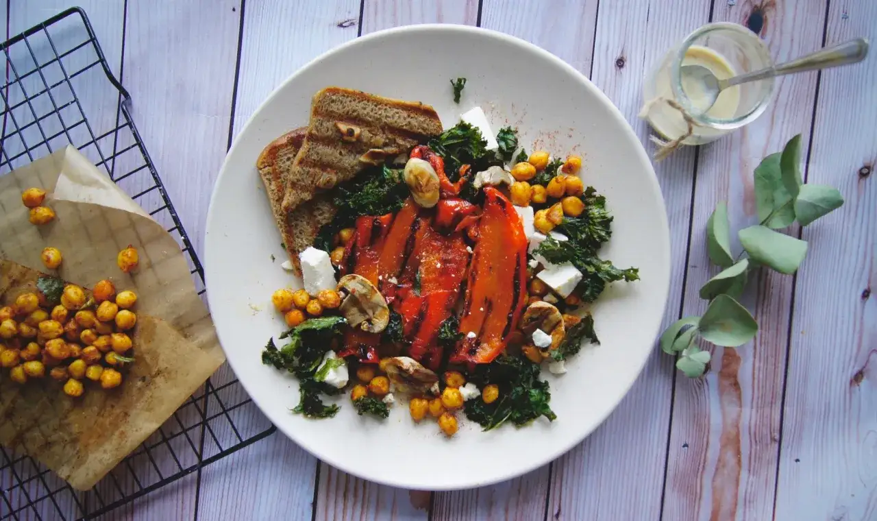 Sałatka z pieczonych batatów i ciecierzycy z jarmużem: przepis idealny!