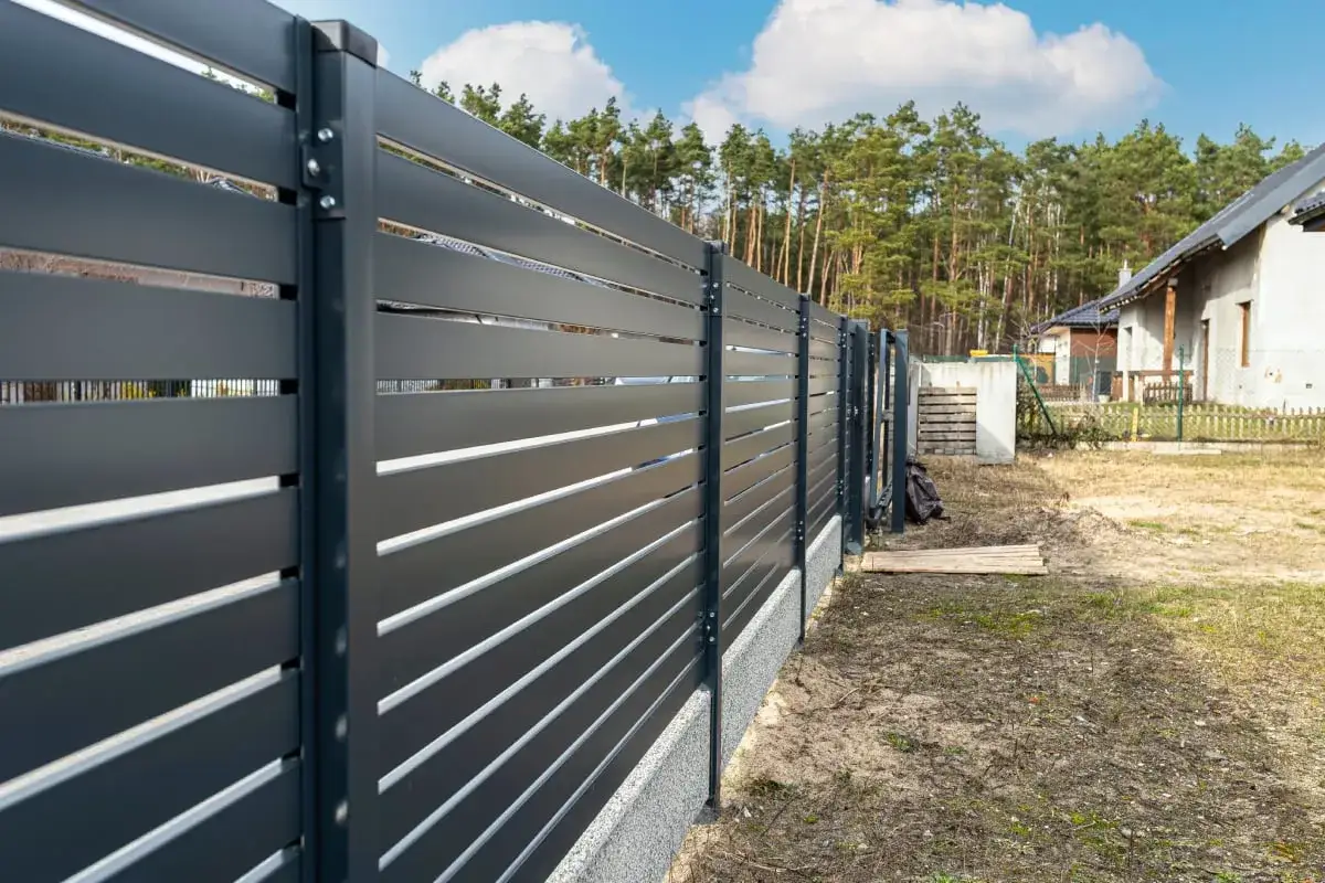 Ile kosztuje ogrodzenie działki? Sprawdź, co wpłynie na cenę
