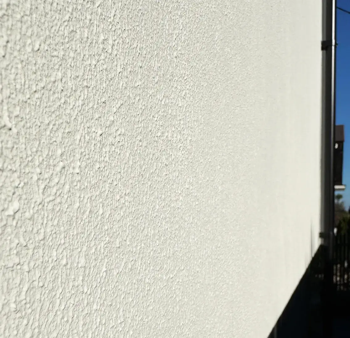 Jaka farba do malowania elewacji? Najlepszy wybór i porady