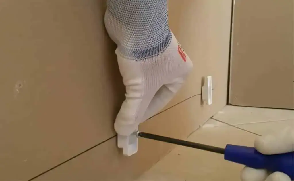 Jak izolacja pod brodzik może zapobiec kosztownym naprawom?