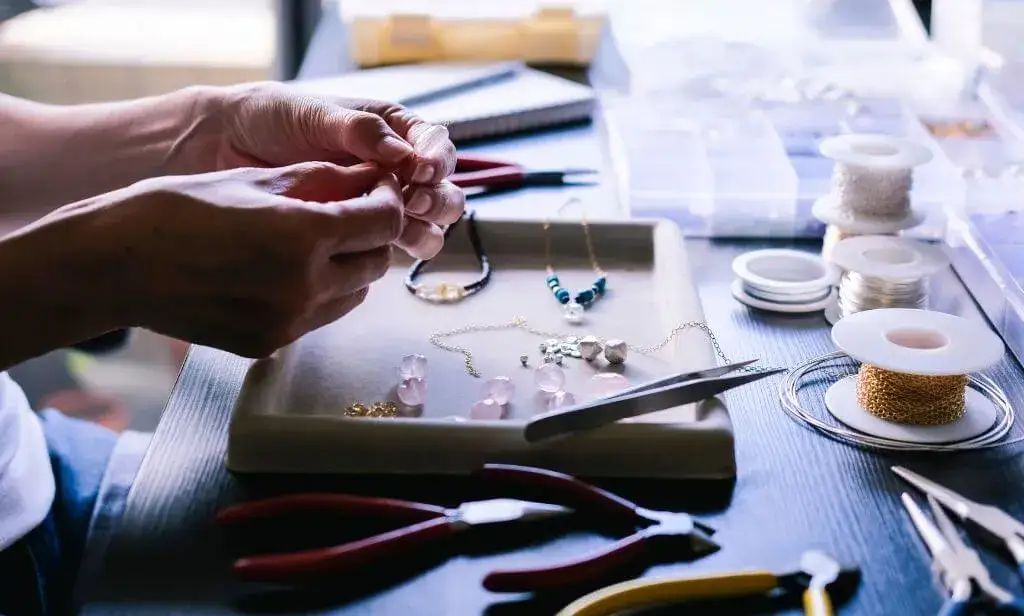 Jak zakończyć naszyjnik na żyłce, aby uniknąć uszkodzeń i wpadek