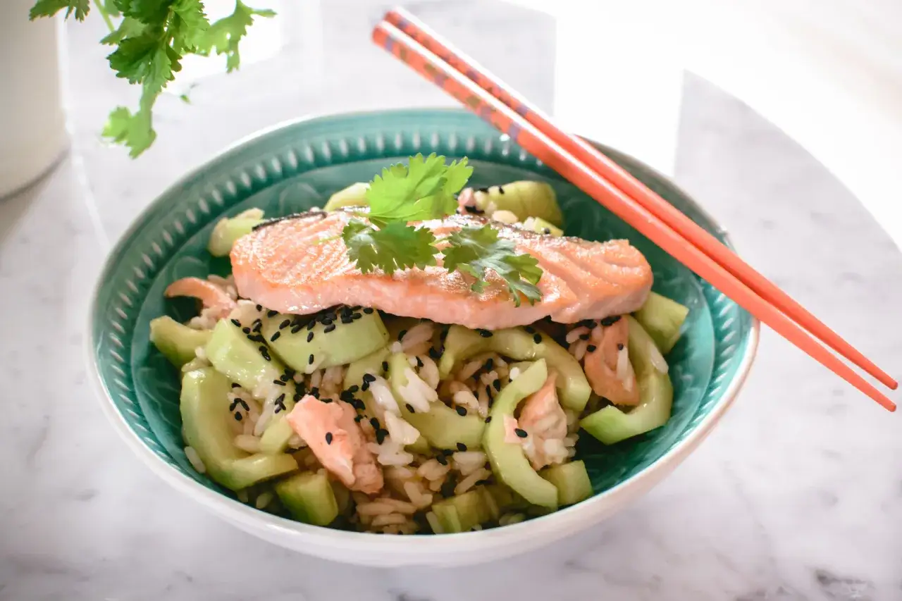 Idealne sałatki do łososia, które wzbogacą Twoje danie o smak i świeżość