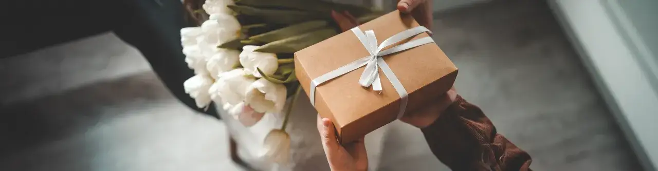 Idealny prezent imieninowy dla kobiety: Pomysły na każdą relację