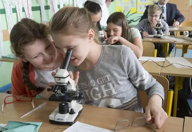 Czy nauczyciel biologii może uczyć przyrody? Odkryj wymagania i zmiany