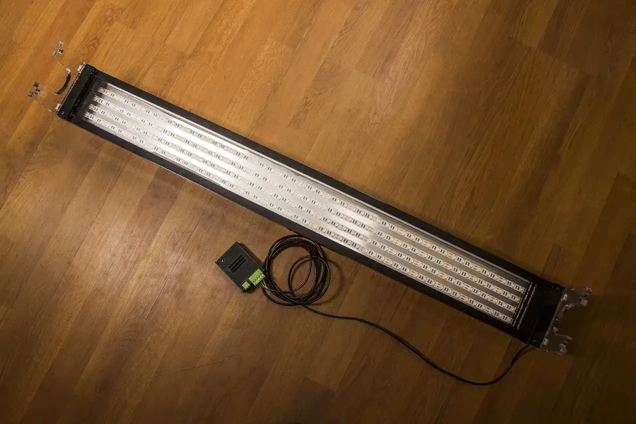 Zrób to sam: Lampa LED do akwarium! Pełna kontrola, oszczędność.