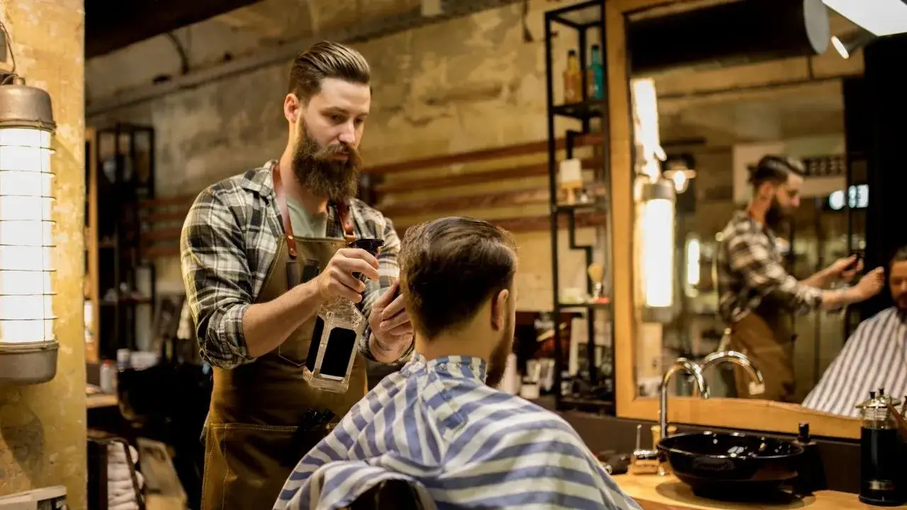 Dlaczego fryzjer ma w swojej torbie profesjonalne narzędzia Krest?
