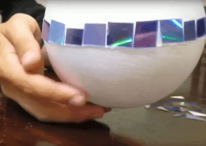 Jak stworzyć wyjątkową kulę dyskotekową DIY, która zachwyci gości