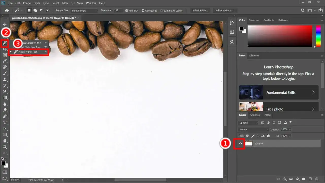 Zrzut ekranu z Photoshopa pokazujący ziarna kawy na białym tle i zaznaczone narzędzia do zaznaczania.