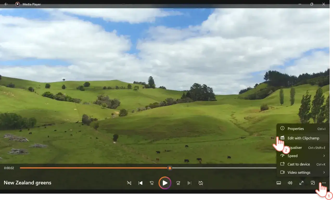 Widok ekranu odtwarzacza wideo z menu kontekstowym otwartym na opcji "Edytuj z Clipchamp".