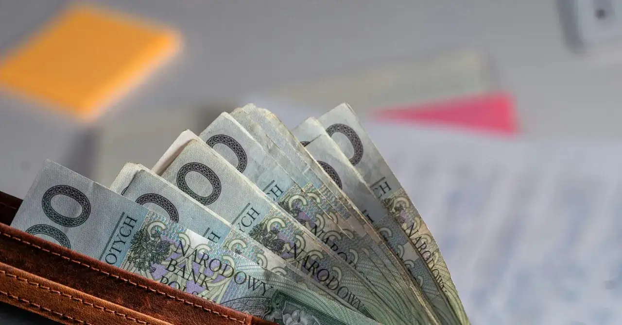 Złotówki w portfelu. Czy to już kwota, ile wynosi 13 emerytura?