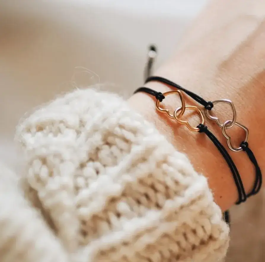 Jak zawiązać bransoletkę szczęścia, aby przyciągnąć pozytywną energię