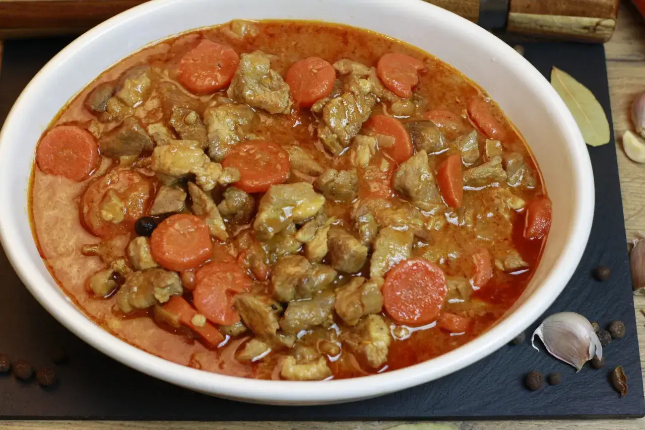 Aromatyczny gulasz z mięsa i marchewki w sosie. Idealne jakie przyprawy do gulaszu? Zobacz na zdjęcie, czuć zapach ziela angielskiego i czosnku.