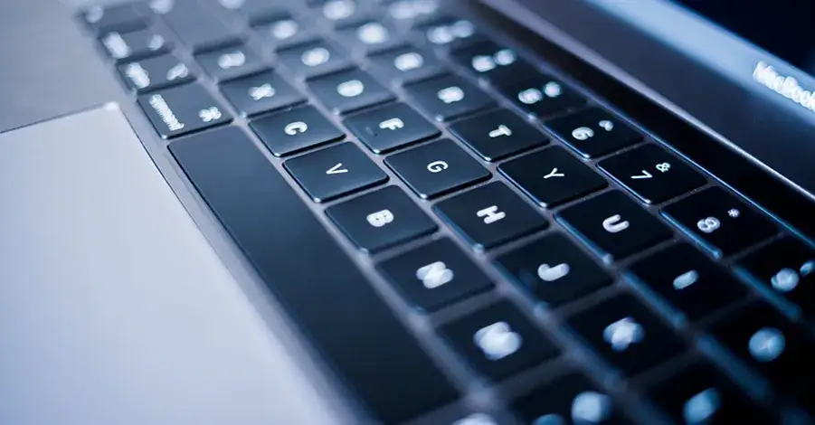 Jak wyczyścić ekran MacBooka? Bezpieczny poradnik krok po kroku