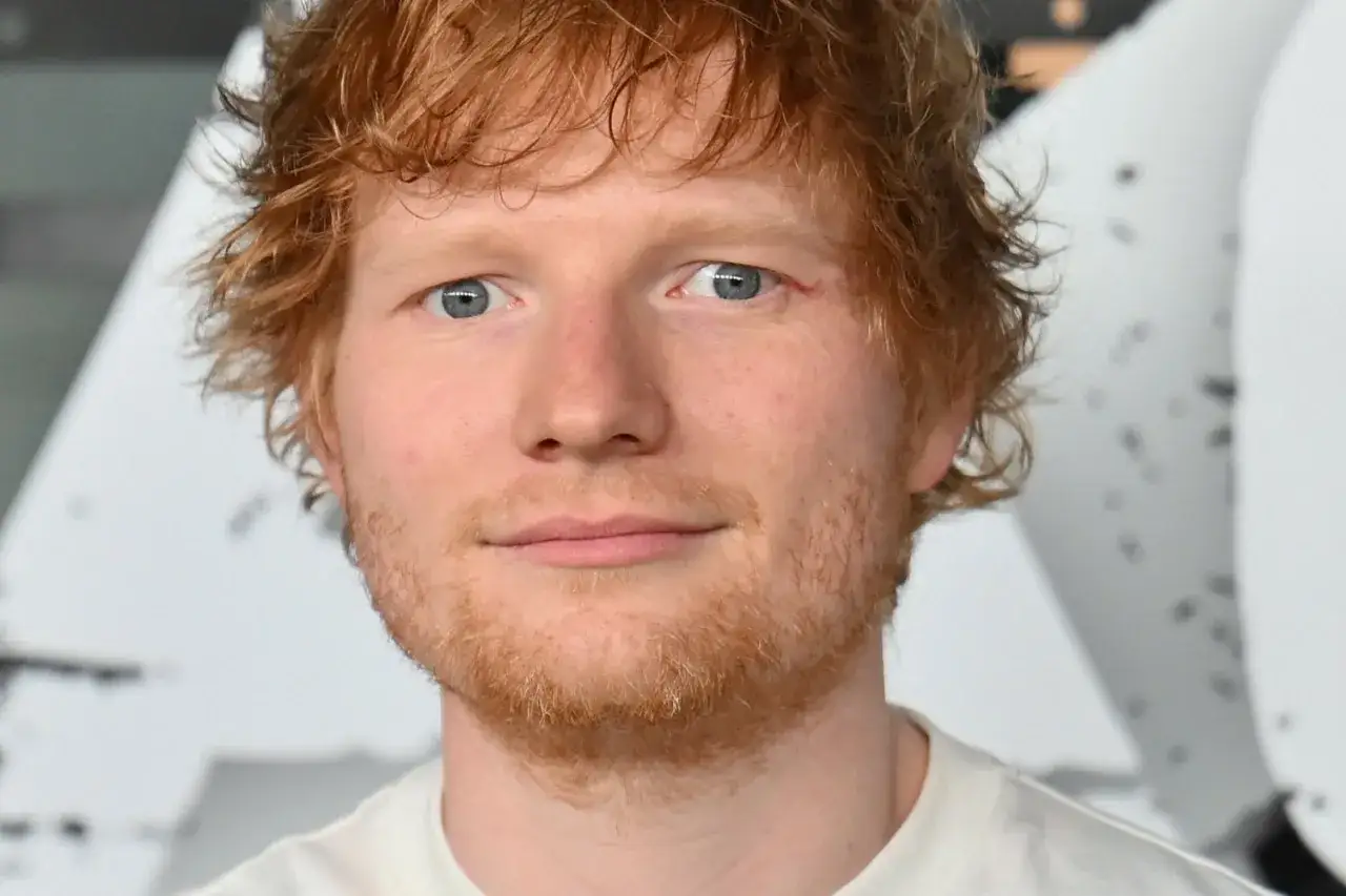 Ed Sheeran z rudymi włosami i niebieskimi oczami. Zastanawiasz się, ile kosztuje bilet na koncert Ed Sheeran?