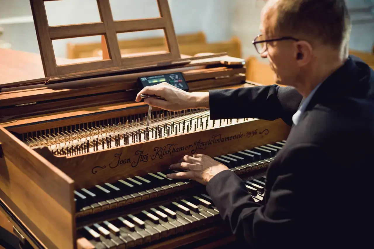 Kto stroi fortepian? Wybierz profesjonalistę i chroń swój instrument