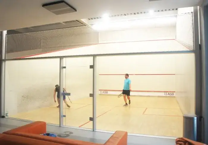 Squash na politechnice: Jak korzystać z kortów i kursów dla studentów