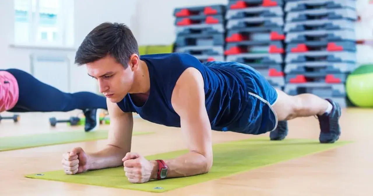 Płaski brzuch dla mężczyzn: Obal mity, poznaj plan ćwiczeń!