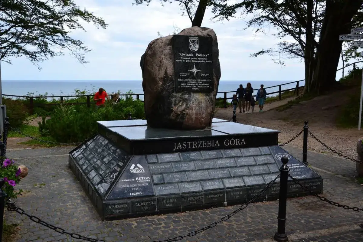 Pomnik "Gwiazda Północy" na Jastrzębiej Górze, najdalej wysuniętym punkcie Polski. Widok na morze.