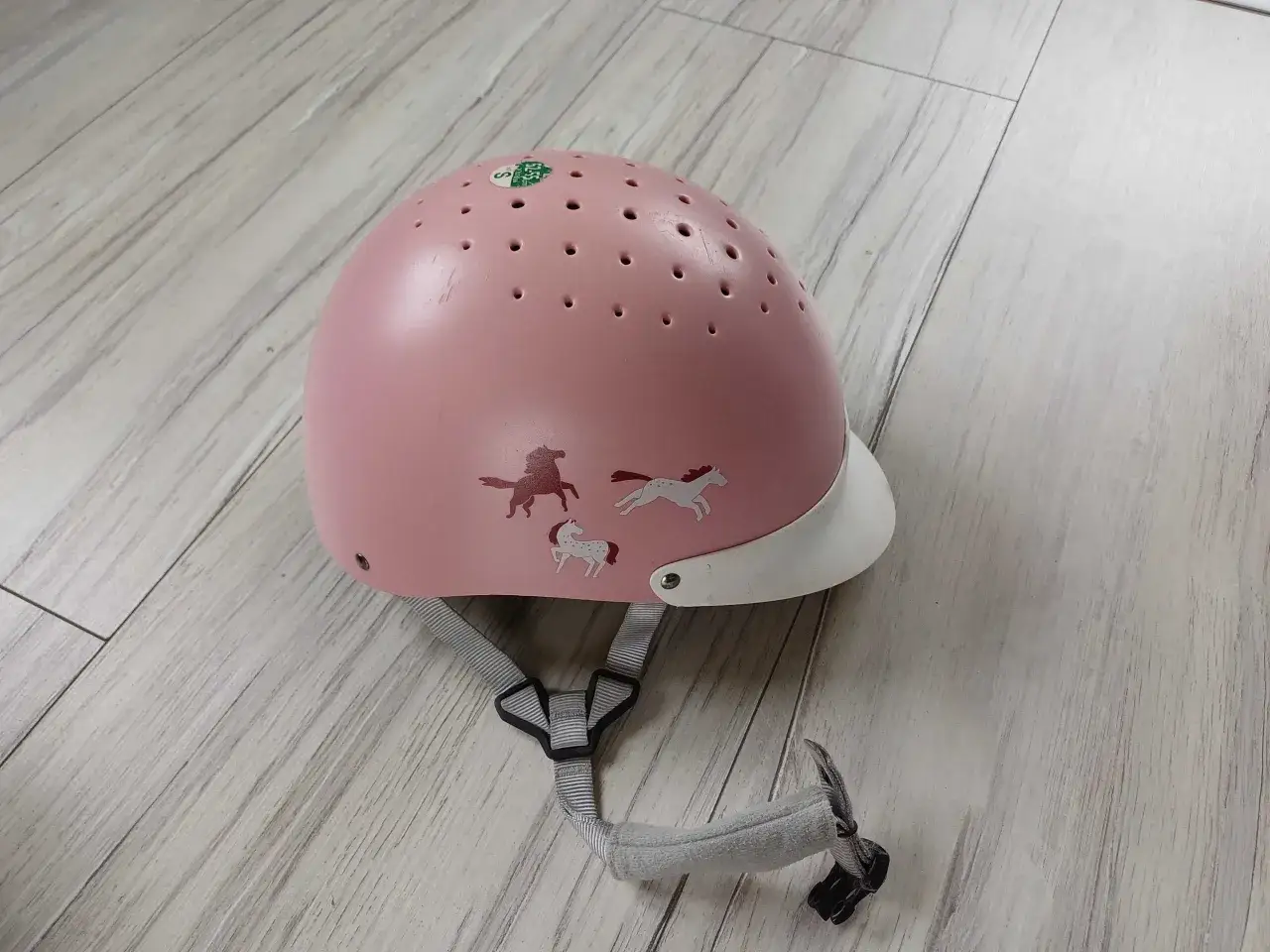 Kask jeździecki dla dziewczynki: Bezpieczeństwo i styl jak wybrać?