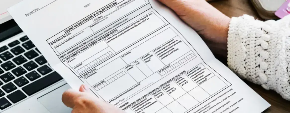 Darmowe pampersy dla seniora? Refundacja NFZ i PFRON poradnik