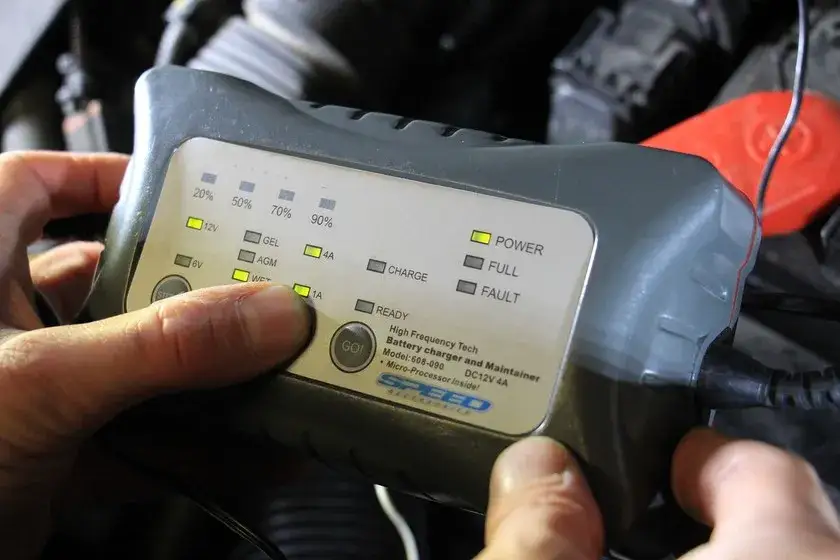 Czy ładowarka samochodowa może rozładować akumulator? Oto prawda