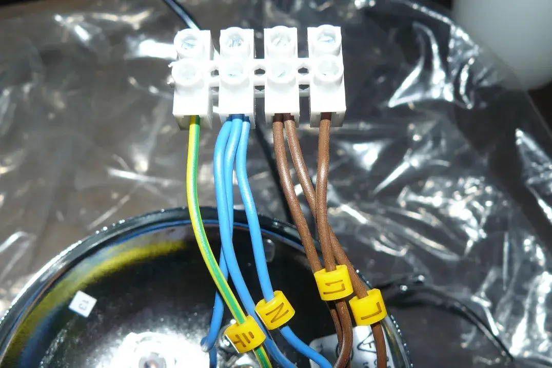 Jak podłączyć żyrandol 3 kable z sufitu bez ryzyka błędów elektrycznych