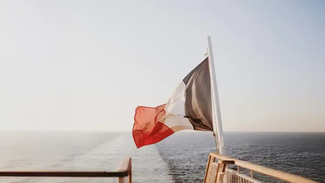 Ile płynie prom z Calais do Dover? Sprawdź czas przeprawy!