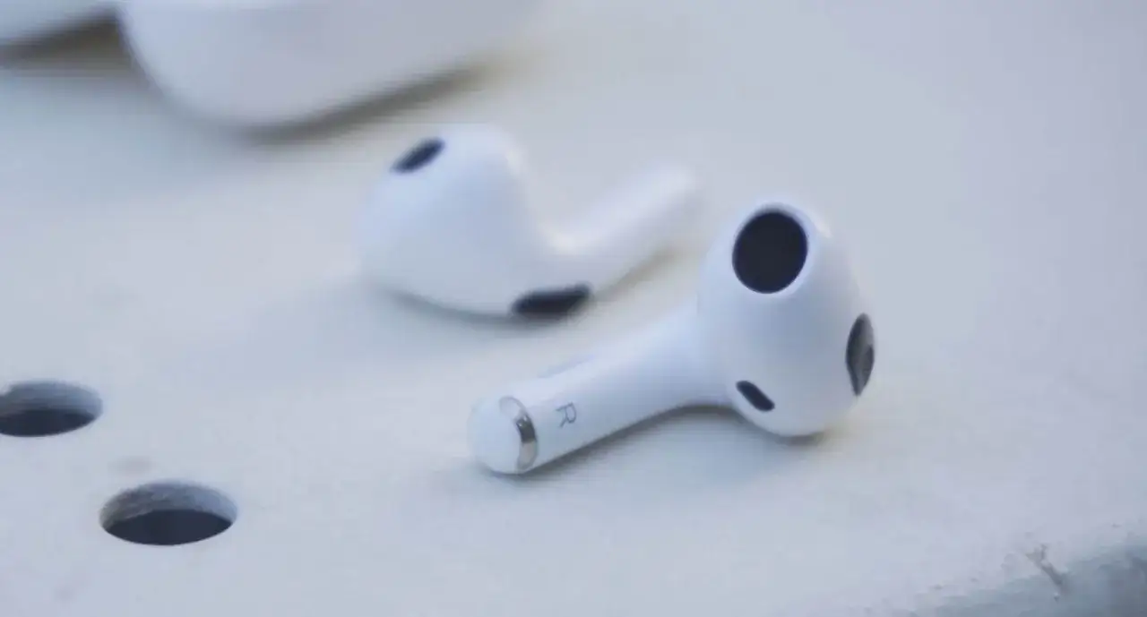 Jak włączyć AirPods bez etui? Oto, co musisz wiedzieć