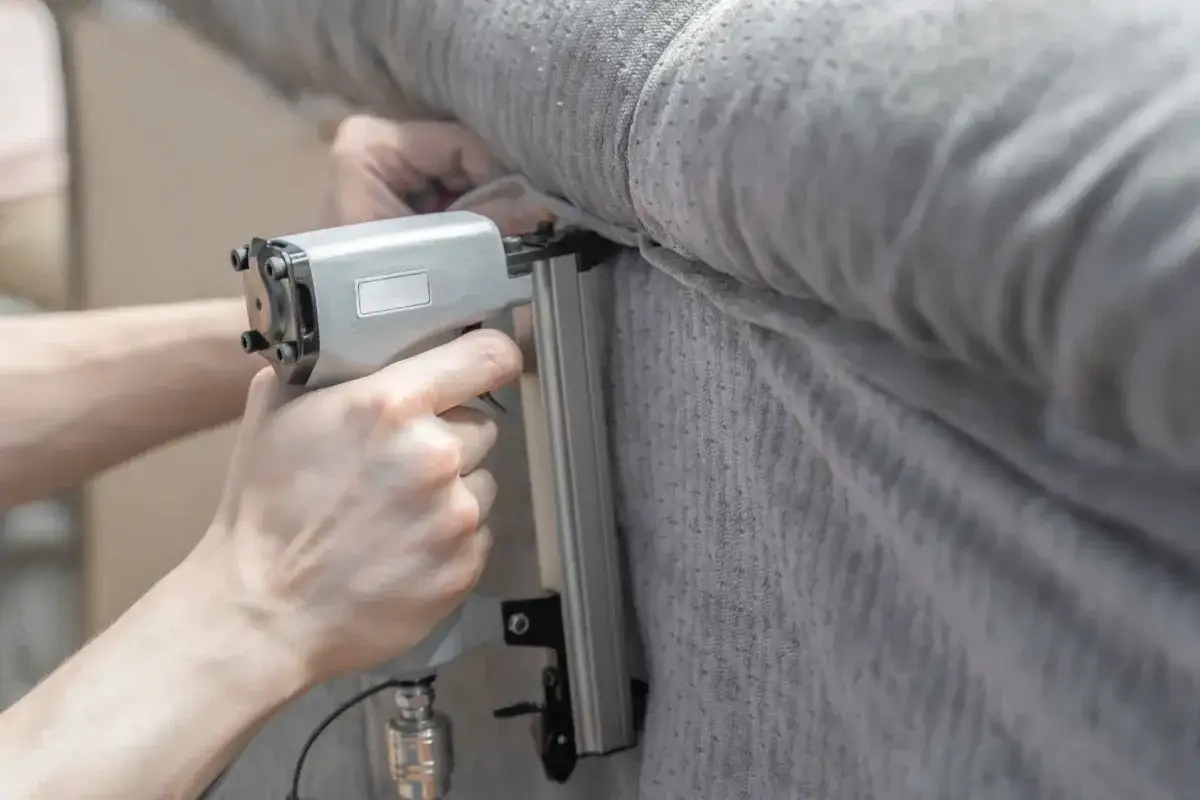 Czy opłaca się tapicerować kanapę? Koszty i korzyści do rozważenia