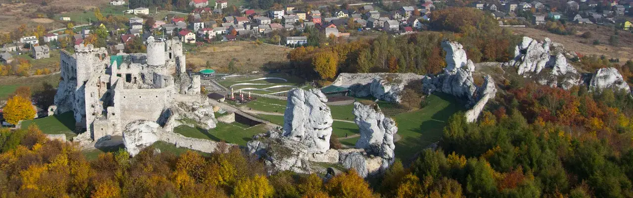 Ruiny strażnicy w Ryczowie: Odkryj zapomniany sekret Szlaku Orlich Gniazd
