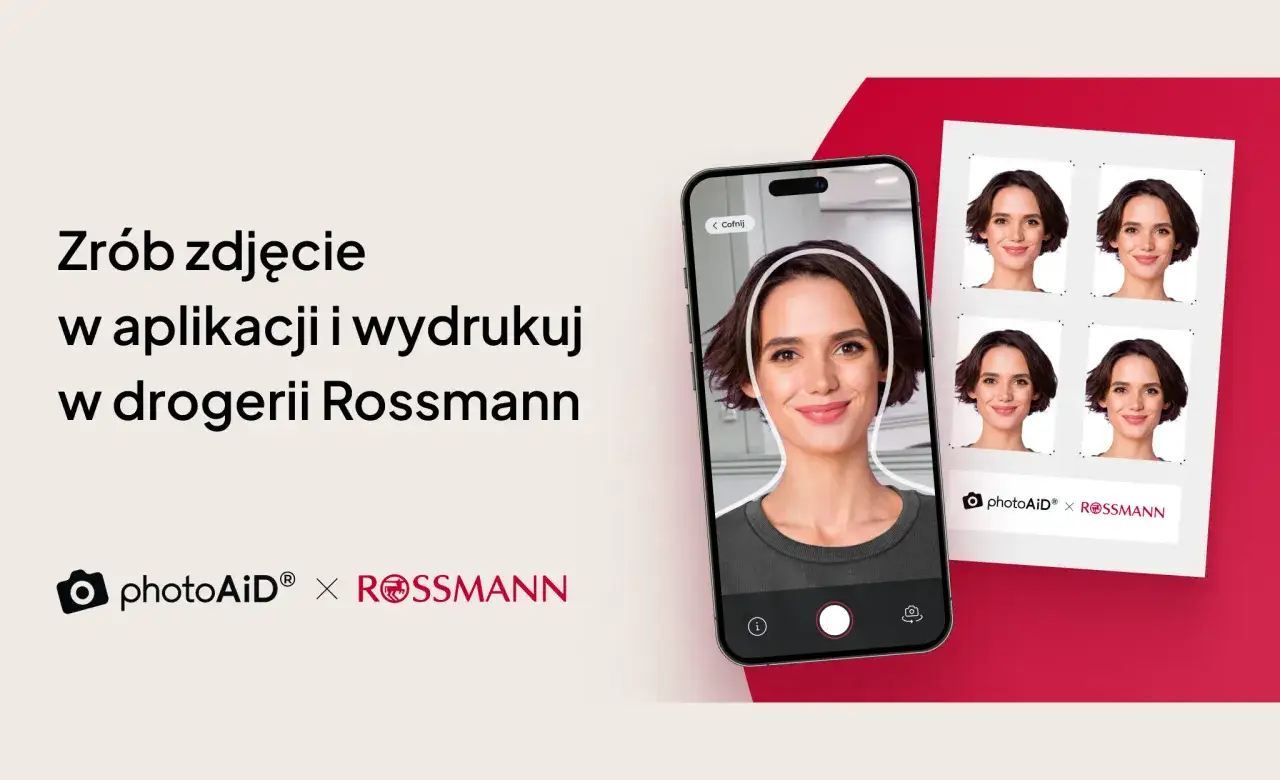 Kobieta robi sobie zdjęcie w aplikacji na telefonie, obok wydrukowane zdjęcia w Rossmannie.
