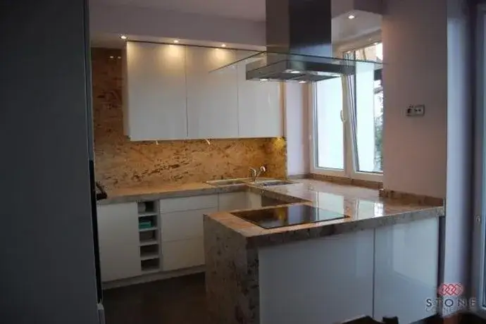 Jaki kamień do kuchni na ścianę? Odkryj trwałe i stylowe opcje