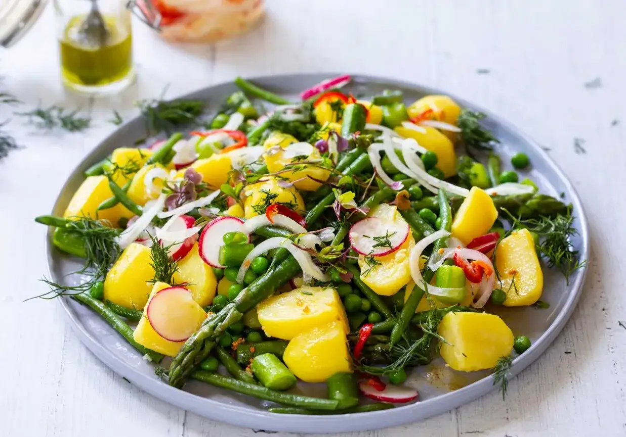 Najlepsze sałatki do kiełbasy z grilla, które zachwycą Twoich gości