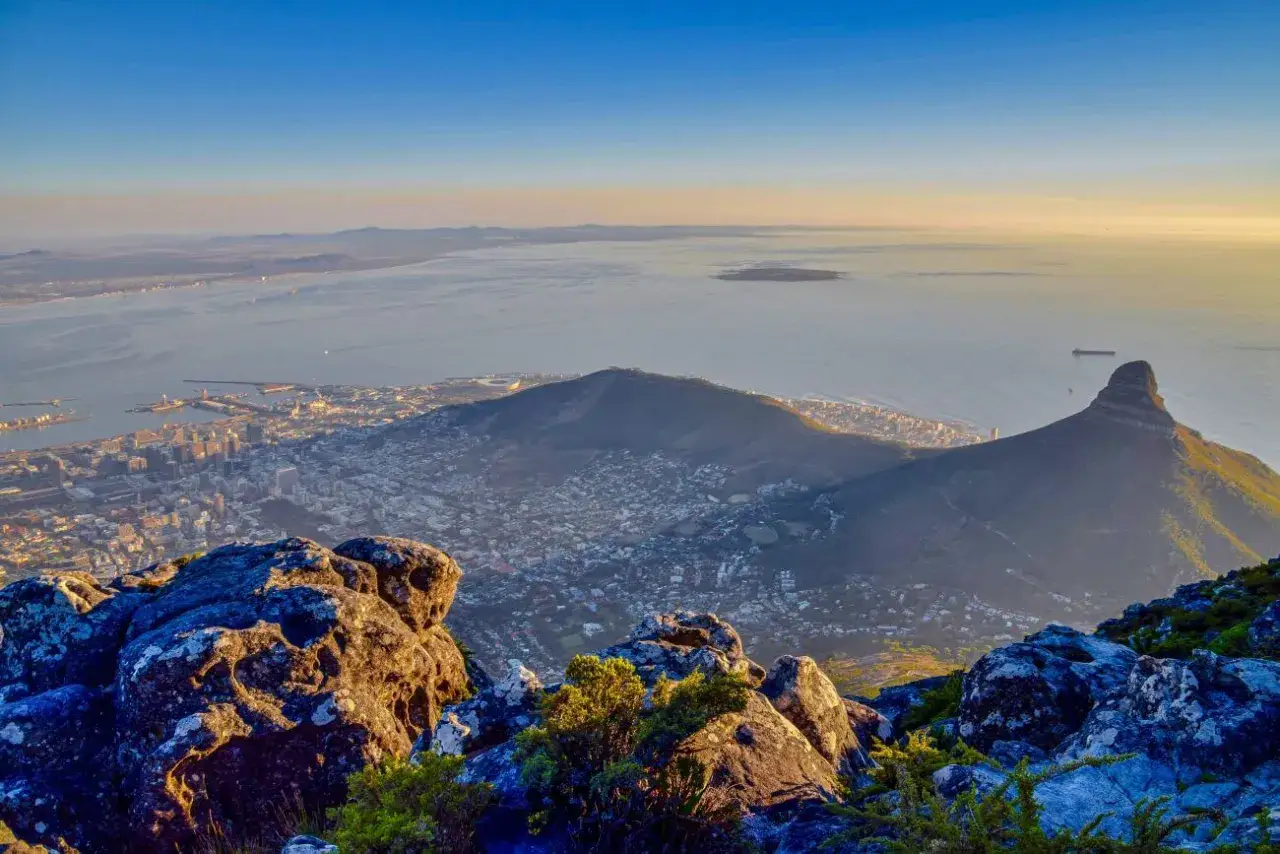 Widok z góry na Kapsztad i ocean. W oddali widać góry w Afryce, w tym charakterystyczny Szczyt Lwa.