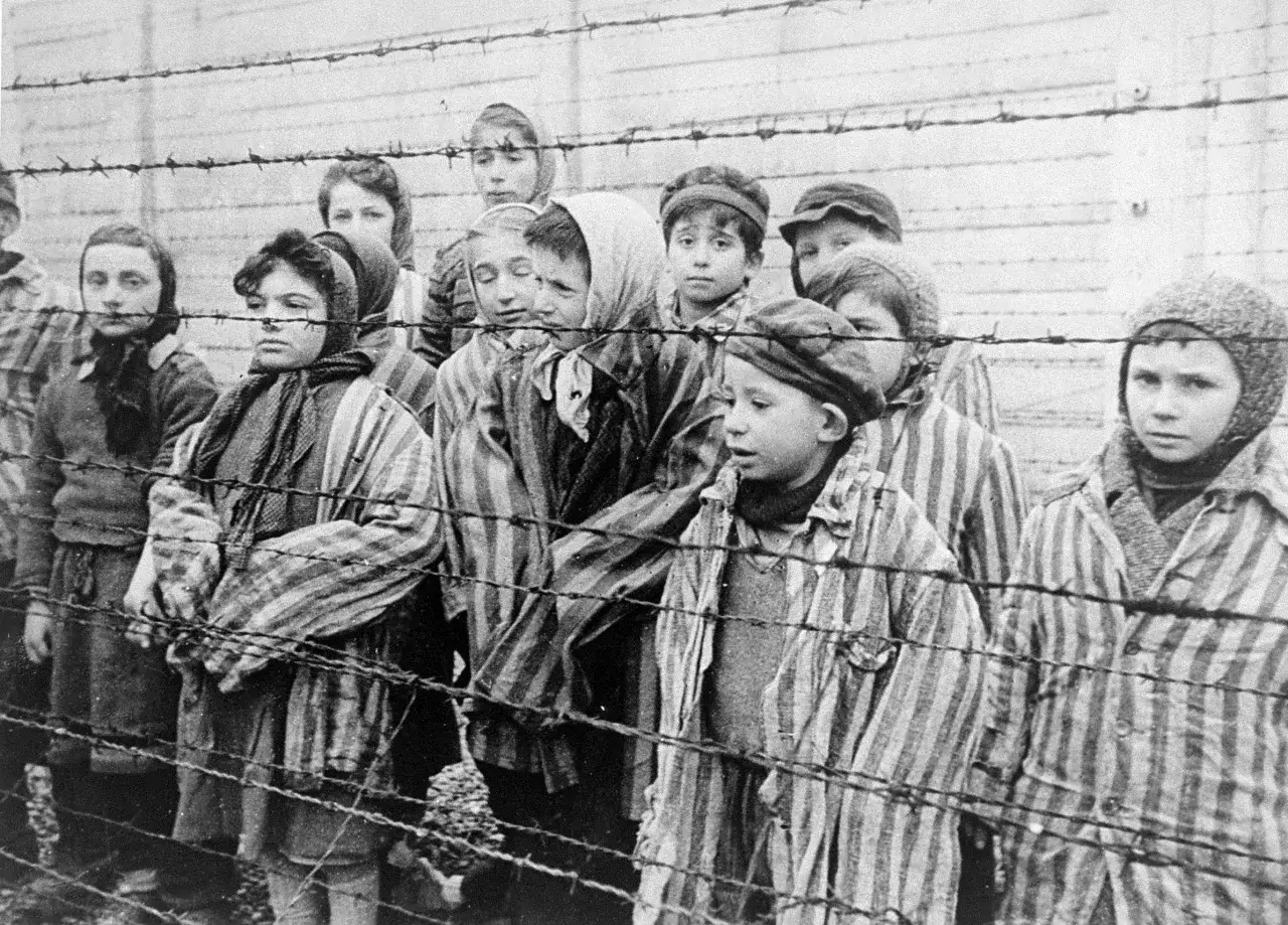 W którym roku powstało Auschwitz? Odkryj jego tragiczną historię