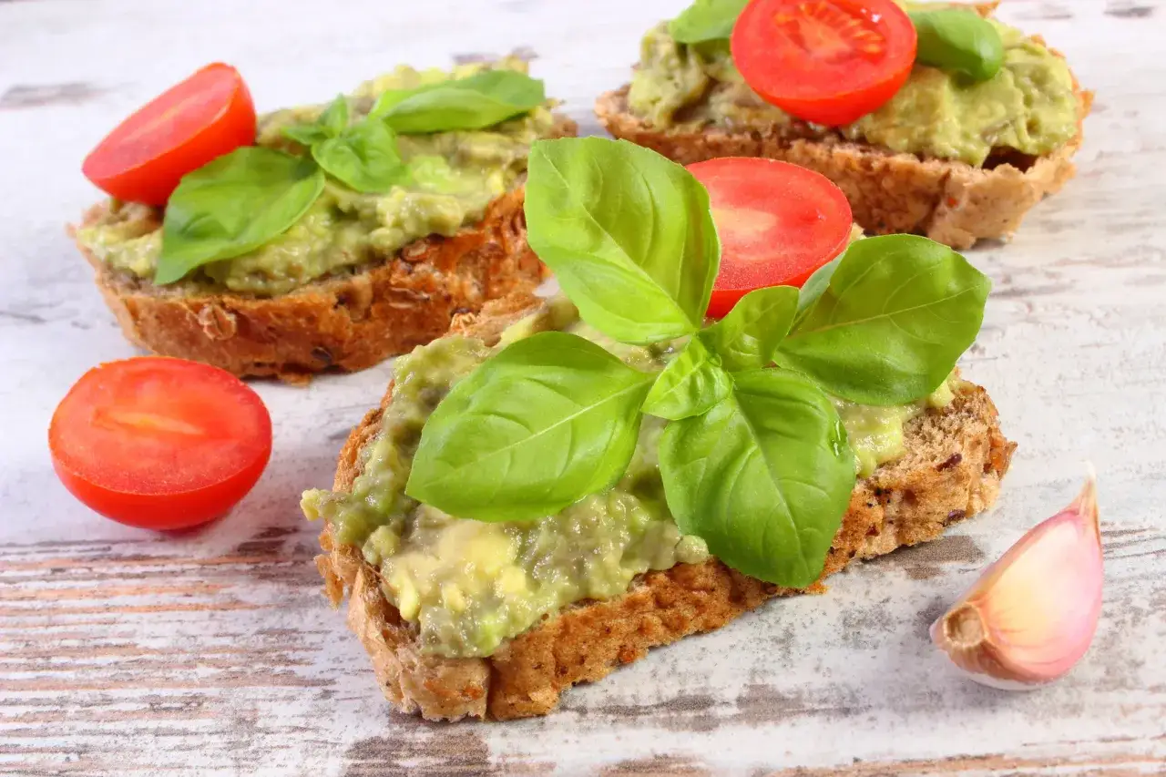 Grzanki z awokado, pomidorkami i bazylią. Zastanawiasz się, ile kalorii ma grzanka? To zależy od składników!