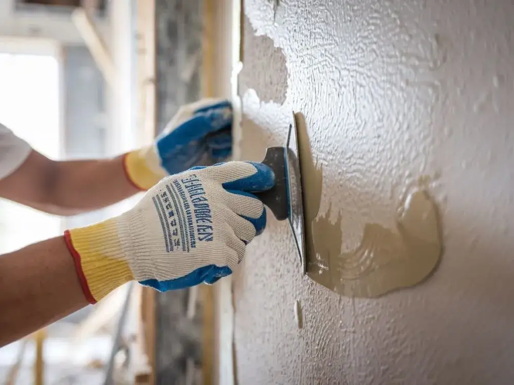 Skuteczne metody czyszczenia tynku żywicznego i zapobieganie plamom