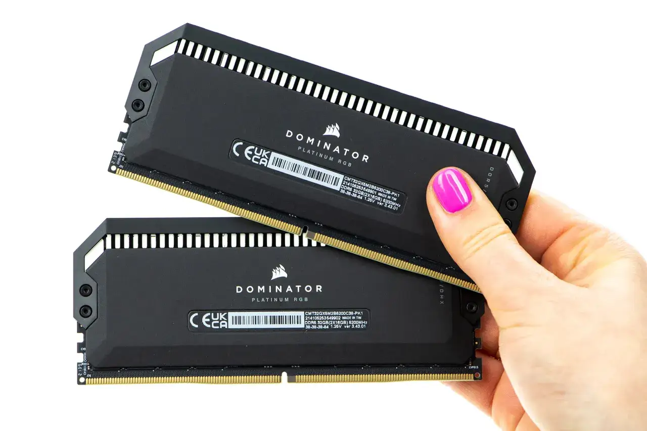 Dwie kości pamięci RAM DDR5 64GB (2x32GB) Corsair Dominator Platinum RGB.
