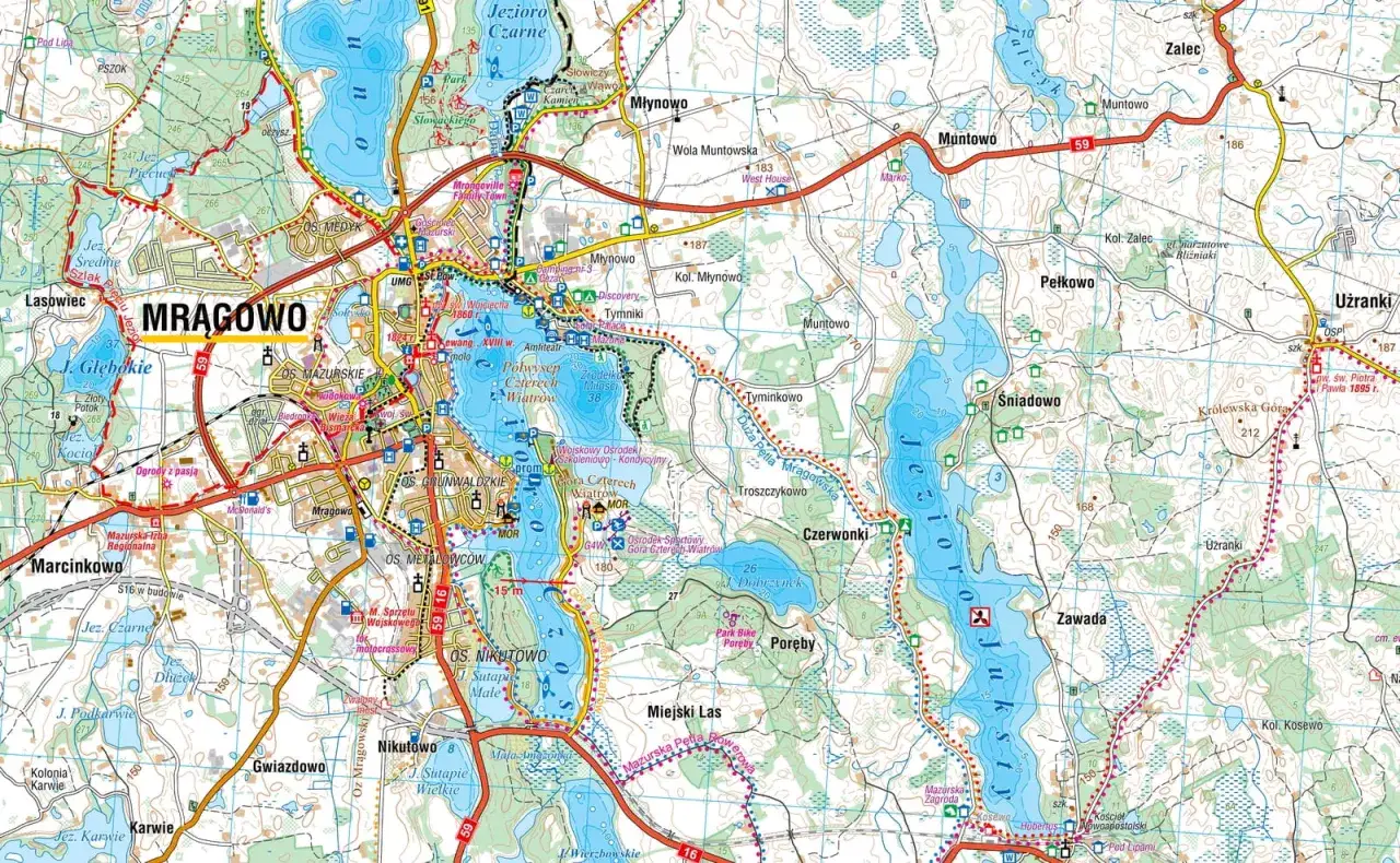 Mapa pokazuje, gdzie leży Mrągowo, otoczone jeziorami i lasami. Widać drogi, miejscowości i szlaki.