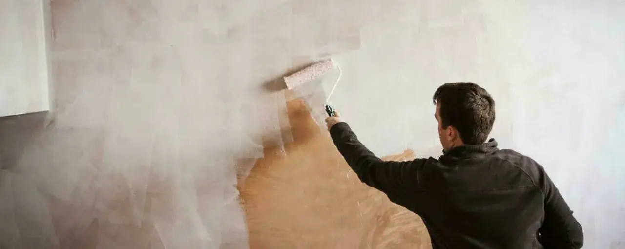 Czy gruntować przed gładzią? Kluczowe informacje, które musisz znać